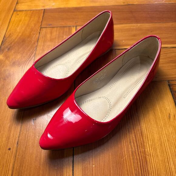 Red patent pointed toe ballet flats - size 5.5 womens from Bella Marie - Picture 2 of 6